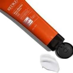 Redken NYC Frizz Dismiss Rebel Tame Zaglađujuća Krema Koja Ostaje U Kosi 250ml
